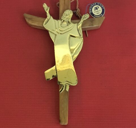 croix en bois d'olivier avec le Christ