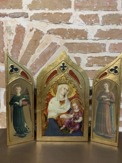 Triptyque de la Vierge à l'enfant entourée de deux Anges musiciens