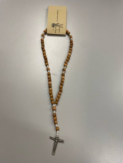 Chapelet en bois avec croix en métal